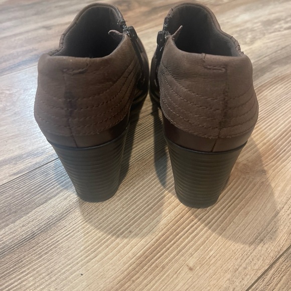 Clarks Bendables Bootie Womens 8.5M Brown Leather Side Zip Block Heel - Picture 4 of 7